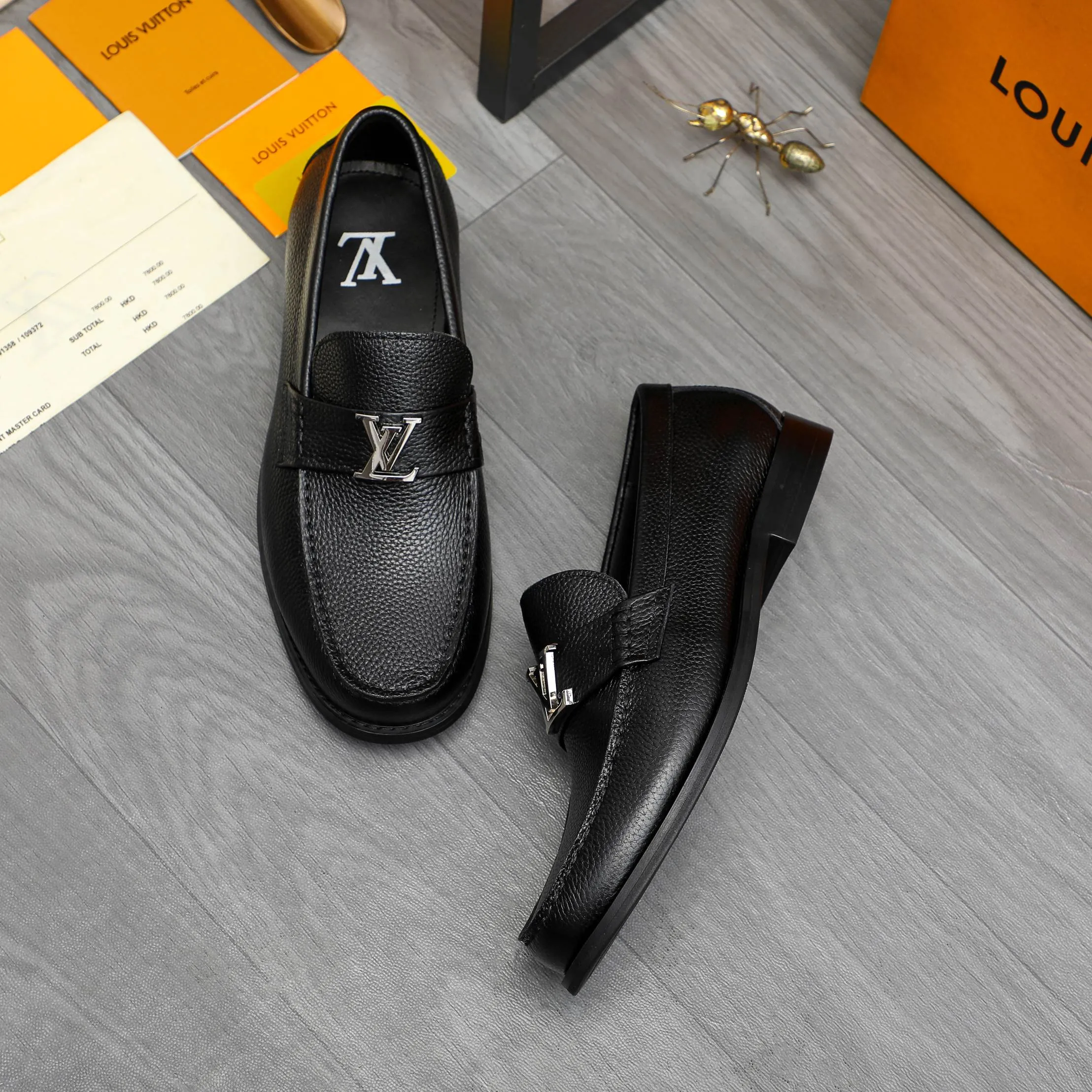 Men's shoes 💰p460 Product trademark: LV (Louis Vuitton) business slip-on leather shoes. Regular size: 38-45 (45 is custom-made and non-returnable) Product materials: Selected high-quality pebbled cowhide upper, cowhide lining, original rubber outsole